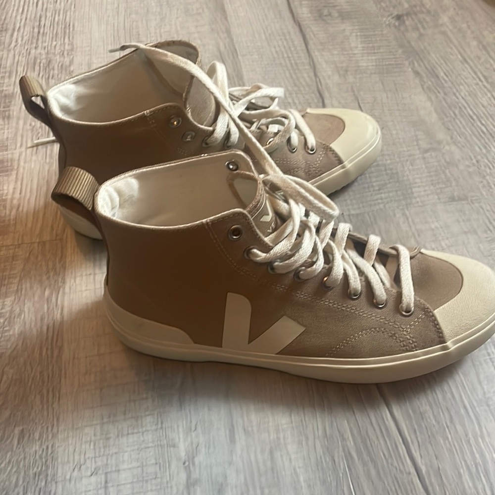 Veja men’s 9.5 tan sneaks practically like brand new